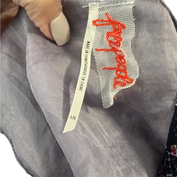 Free People beautiful dress. Size. L. Ties detail in front.  Pockets - Picture 8 of 9